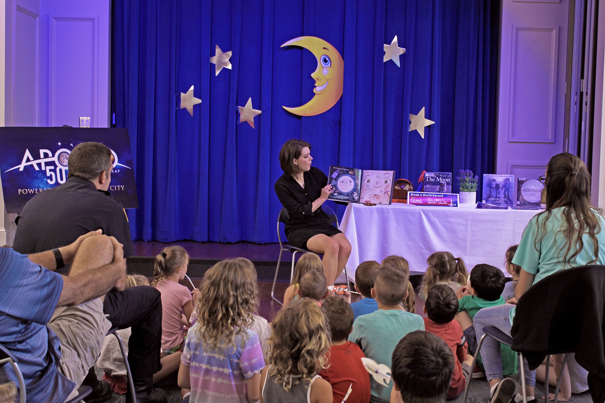 Jill Szwed from WLEX tv channel 18 read to kids during Global launch