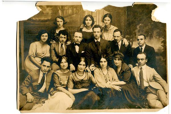 group photo of Yiddish writers